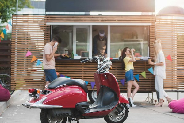 Quelles sont les étapes pour concevoir un menu inspiré des cuisines de rue asiatiques pour un food truck moderne?